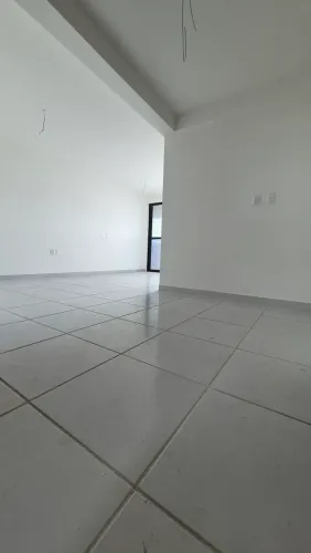 Apartamento com 03 quartos sendo 01 suite no bairro de Manaira