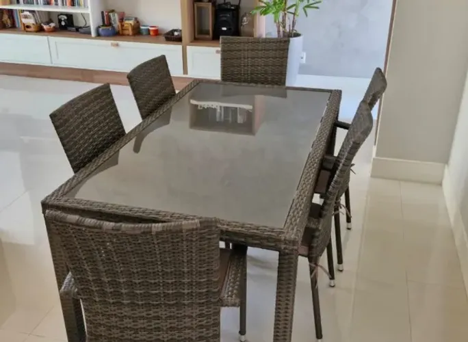 Mesa para Área Externa em Ratan entrelaçado com pés  Alumínio e vidro. Cinza e 6 Cadeiras
