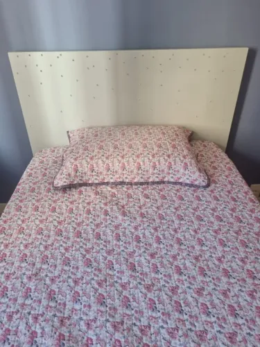 Cama em laca modelo viúva.