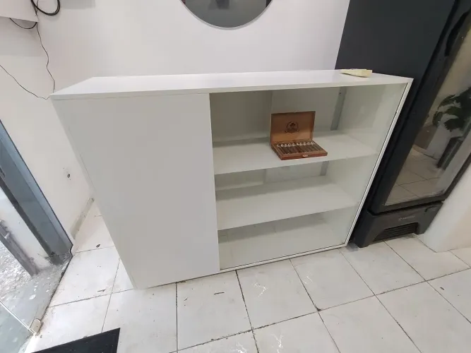 Bancada com mostrador de vidro
