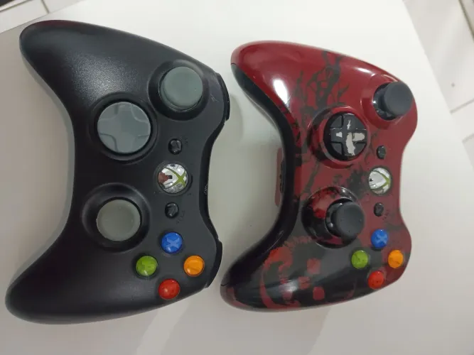 Dois controles ORIGINAIS Xbox 360 Gears of War e Elite