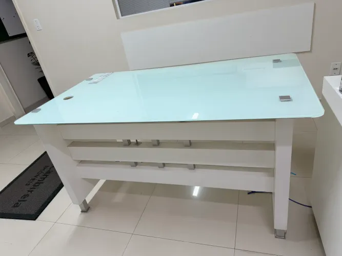 MESA DE ESCRITÓRIO / HOME OFFICE COM TAMPO DE VIDRO