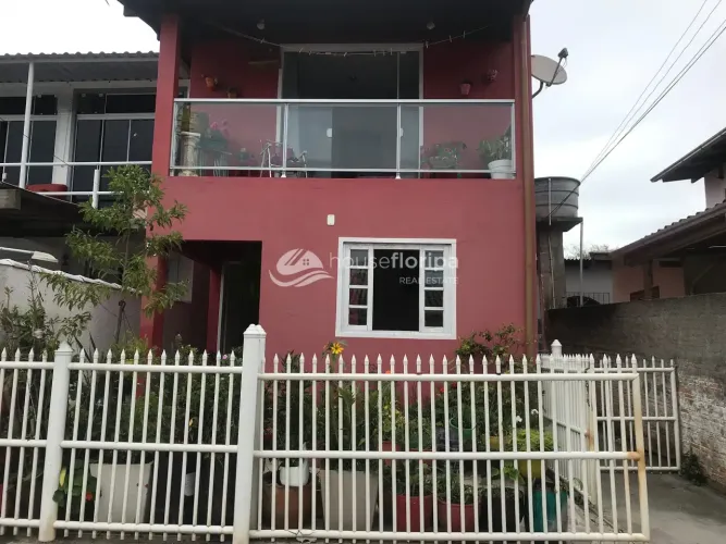 Casa de 2 pavimentos no Rio Tavares, ambientes integrados, suíte com sacada e ótima locali