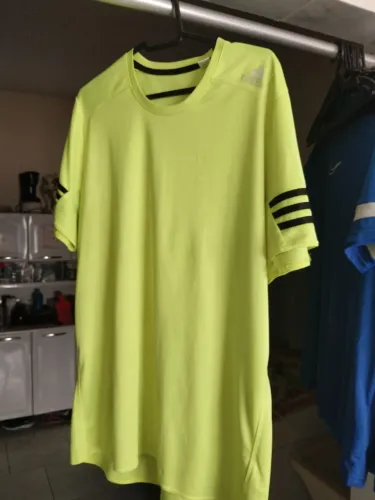 Camisa fit da Adidas boa para exercício físico