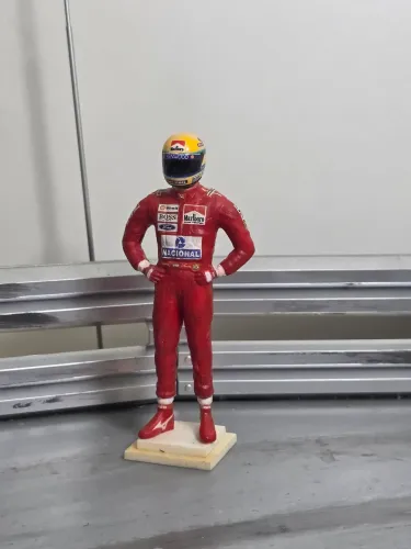 Miniatura boneco 1:18 ayrton senna mclaren cartrix c base