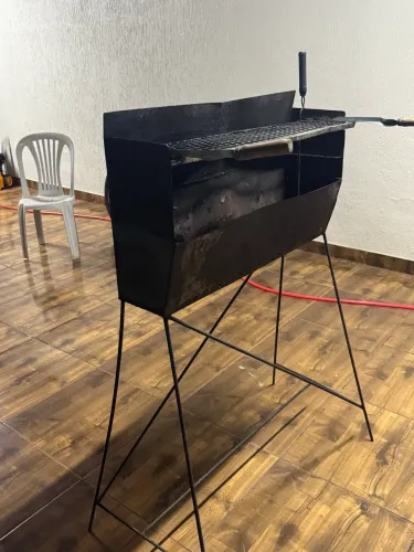 Churrasqueira grande usada funcionando