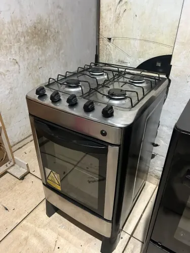 Fogão inox Esmaltec 4 bocas pegando tudo