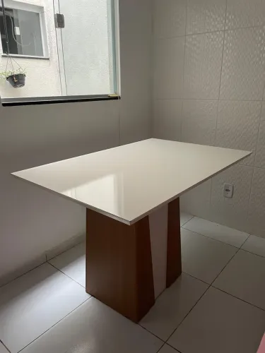 Mesa em Laka