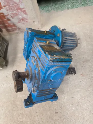 Motor elétrico com redutor de velocidade