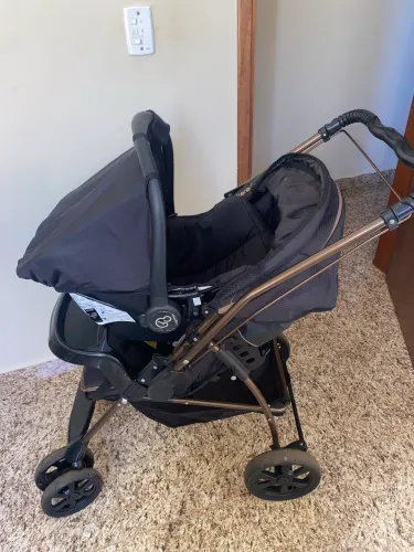 Carrinho com bebê conforto Galzerano