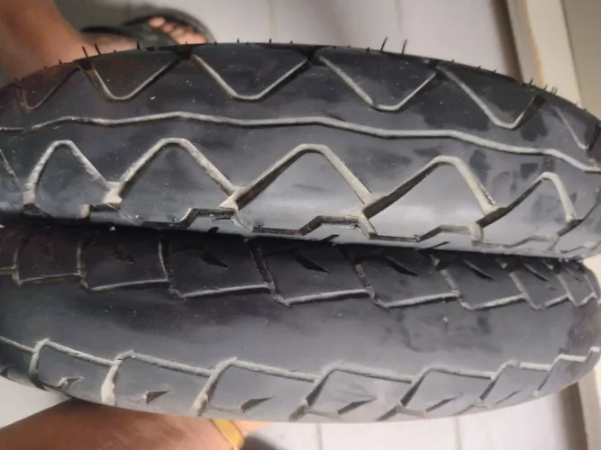 Vendo um par de pneu para moto.