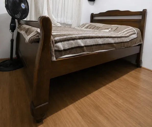 Oportunidade! Cama e rack de madeira maciça