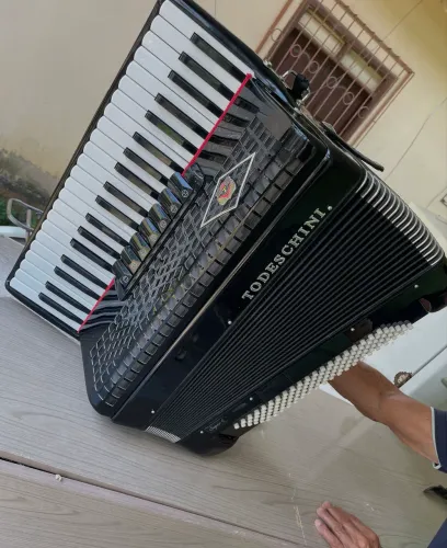Acordeon Todeschini nova 120 baixos