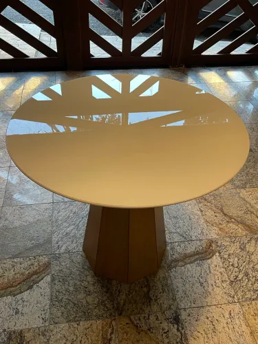 Mesa de Jantar Redonda com Tampo de Vidro Branco e Base em MDF Freijó - Excelente Estado