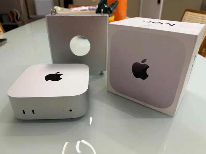 Mac Mini M4 - 16GB RAM, 256GB SSD. Completo, acompanha case, garantia até Janeiro de 2027