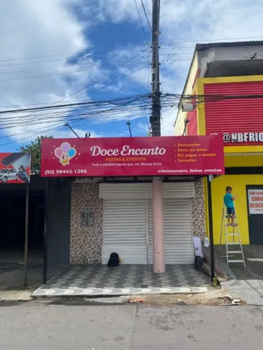 Fachada em ACM com letreiro