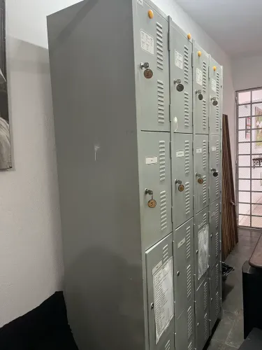 Armario ce aço com 16 portinhas