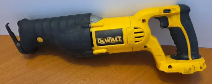 Serra Sabre Dewalt A Bateria 18v Dc385