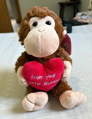 Macaco de pelúcia little monkey com coração