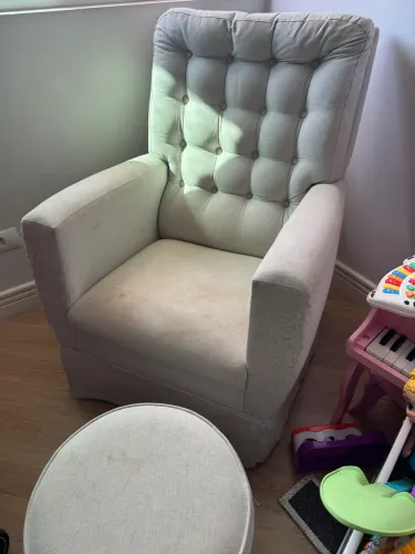 Poltrona de amamentação com puff