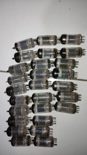 Lote com válvulas eletrônicas para pré - amplifiação antigas.