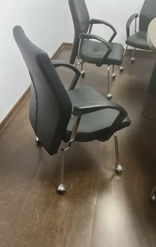 Cadeira escritório  em corvin com rodízios preta 