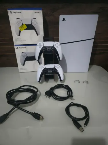 PS5 SLIM + 2 CONTROLES + 30 JOGOS + SUPORTES DE CONTROLE E CONSOLE + NT FISCAL E GARANTIA