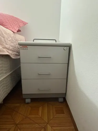 Mesa e gaveteiro e cadeira de escritório 