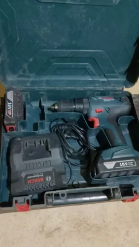 Vendo parafusadeira e furadeira Bosch bem conservada funcionando perfeitamente e muito pot