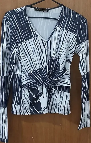 Blusa manga longa grife Morena Rosa abstrata Tam. P