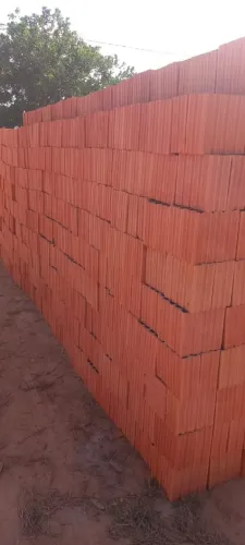 Tijolo, areia e brita