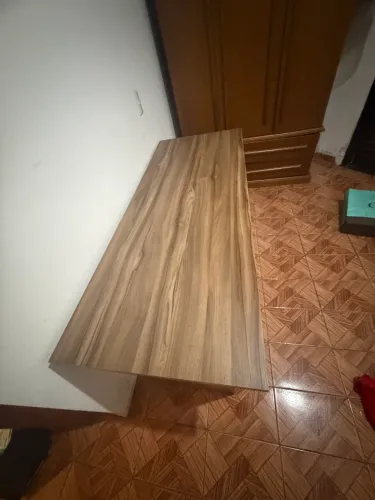 Escrivaninha em madeira
