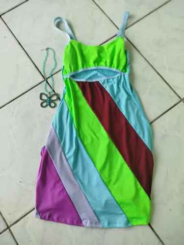 Vestido e colar temático do filme De repente 30. Nunca usado . Tam M