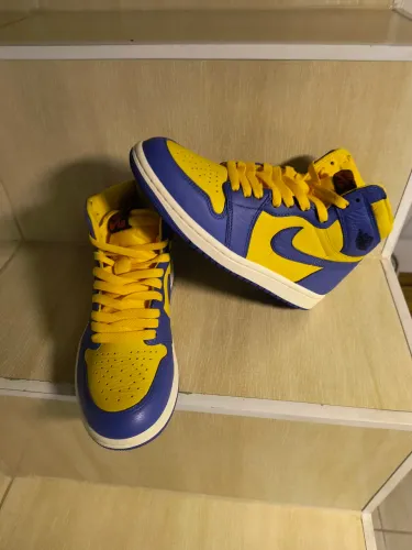Air Jordan 1 High Reverse Laney Tamanhos 35 - 36 disponível