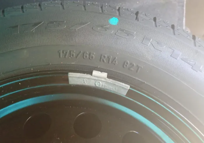 Pneu Pirelli 175/65 Aro 14 completo com roda de ferro