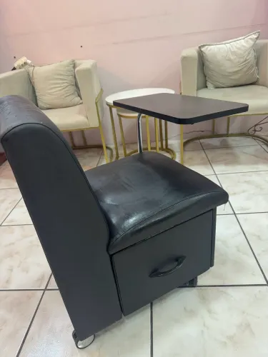 Cadeira de manicure com gaveta, rodinhas todas em ótimo estado