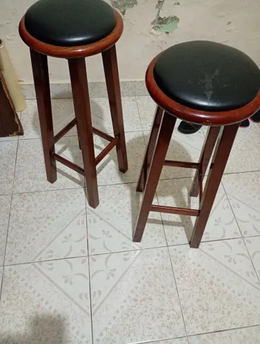 Vendo bancos de madeira legítima 