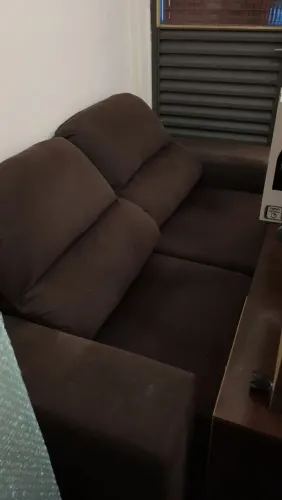 Sofá retrátil de 2 lugares marrom