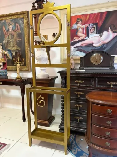 Antiga Chapeleira de Madeira com detalhes de bronze