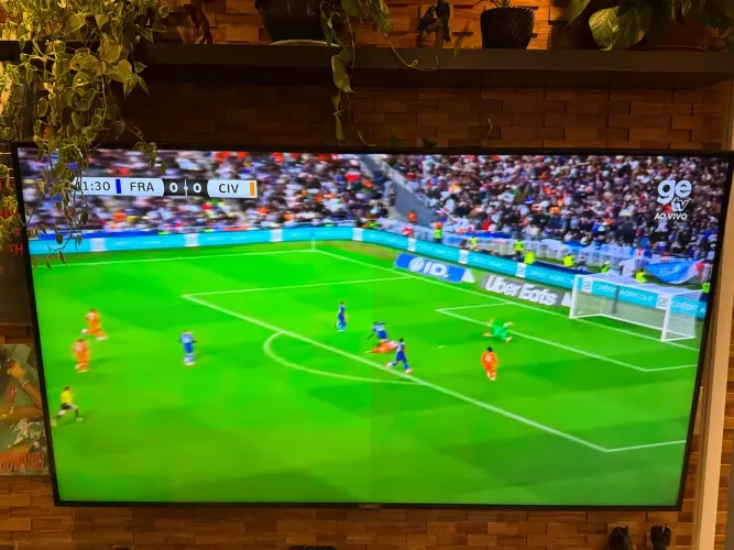Vendo TV LG 65 polegadas UHD 4K Smart TV - Modelo 65UR87