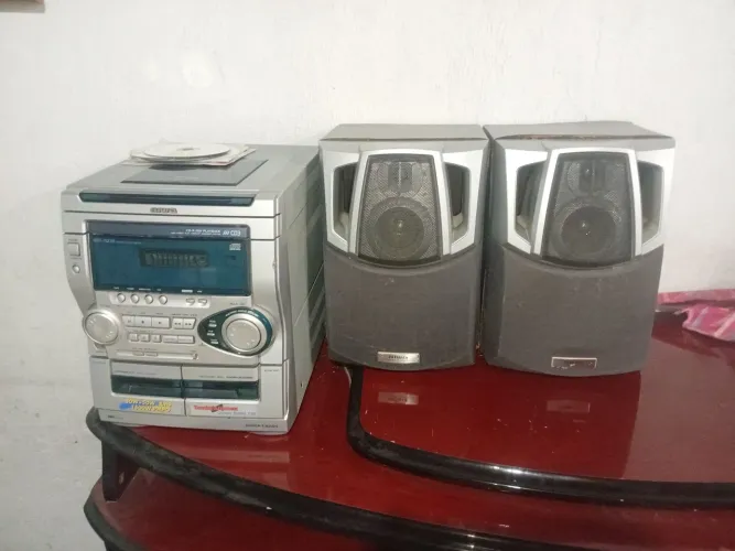 Radio aiwa antigo no estado