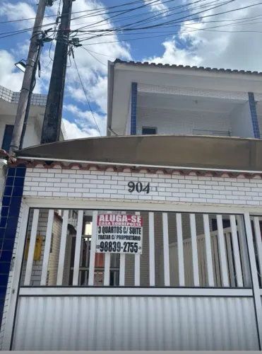 Alugo Casa Térrea Espaçosa no Jd Casqueiro - 3 Quartos (1 Suíte) com Quintal e Garagem