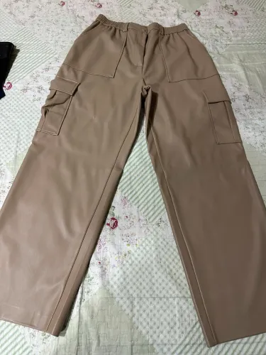 Calça cargo feminina couro sintético