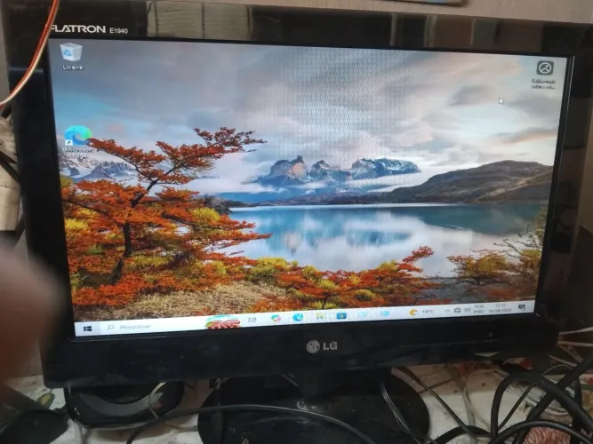 Cpu E7400 2.8 4gb hd 160gb placa mae Foxcom, video nvidia 32mb,Windows 10 instalado.