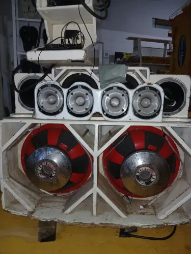 Um som automotivo de perfeita qualidade, em bom estado e com um som de alta qualidade 