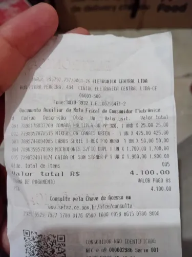Caixa de som c/ microfones e mesinha, tudo profissional