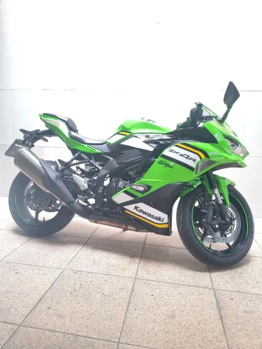 Vende-se Kawasaki ZX4R 2025