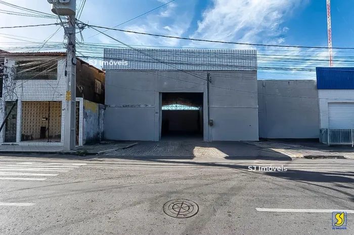 Galpão com escritório e estacionamento frontal na Vila Velha