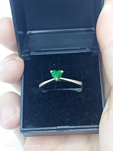 Anel solitário em prata com zirconia verde.