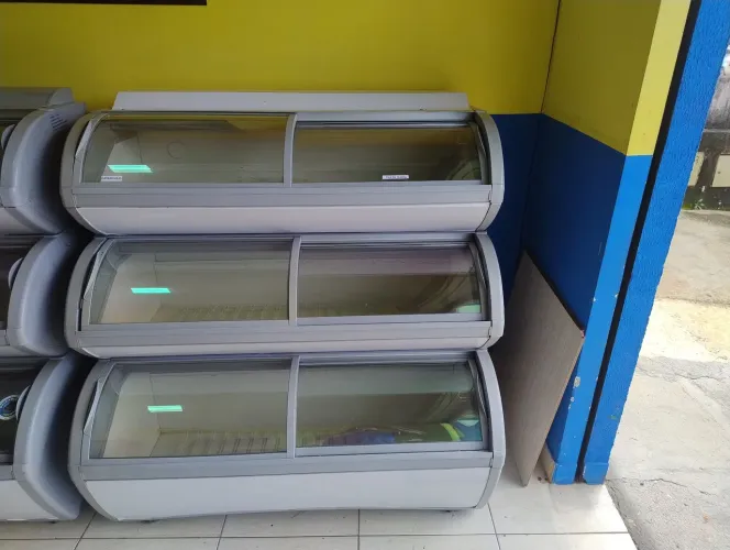 Vendo ilha frizzer tampa de vidro com três compartimentos